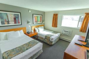 基洛纳加拿大基洛纳最佳价值旅馆的酒店客房配有两张床和一张书桌