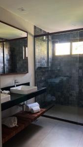 费尔南多 - 迪诺罗尼亚Pousada Ecológica Akanã的一间带水槽和淋浴的浴室
