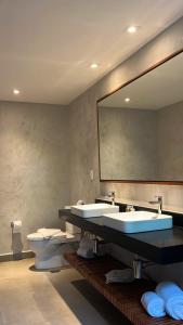 费尔南多 - 迪诺罗尼亚Pousada Ecológica Akanã的浴室设有2个水槽、镜子和卫生间。