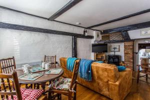 海斯廷斯Modern living, Charming Old Town Cottage的客厅配有沙发和桌子