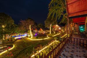 吉婆岛Cat Ba Spring Garden Homestay的花园的灯光照片