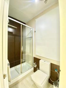 马德里皮拉米德1公寓的一间带玻璃淋浴和卫生间的浴室