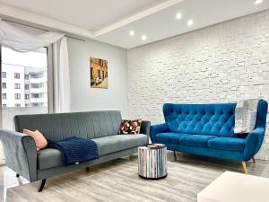 伊诺弗罗茨瓦夫Apartament dla 4 - 6 osób的客厅配有蓝色的沙发和椅子