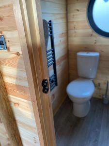 PonsanoothPowder Mill的小木屋内带卫生间的浴室