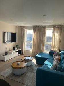 伦敦2 Bedroom Chelsea Apartment的客厅配有蓝色的沙发和电视