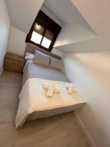 阿达莱斯ATICO BUENAVISTA的一间卧室配有一张床,上面有两条毛巾