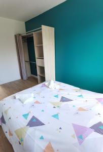 布雷斯特Quatre Moulins - 3 chambres - WIFI - Refait à neuf的一间卧室设有一张蓝色墙壁的大床