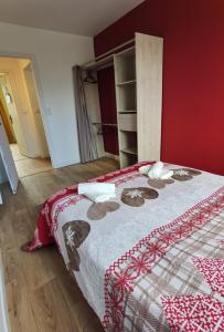 布雷斯特Quatre Moulins - 3 chambres - WIFI - Refait à neuf的一间卧室配有一张红色墙壁的床