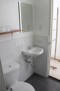 曼巴豪Happy Coconut Camiguin的白色的浴室设有卫生间和水槽。