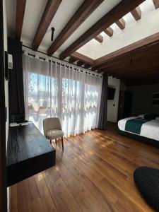 莫雷利亚Hotel Boutique Rayón 50的一间卧室设有一张床和一个大窗户