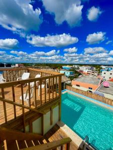 巴亚希贝宜古纳别墅的设有一个游泳池的度假村阳台,享有风景
