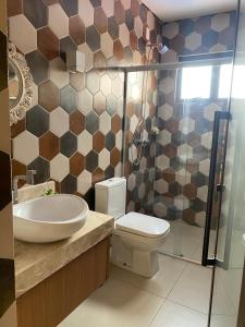 皮雷诺波利斯Magia da Serra Casa Temporada的浴室配有卫生间、盥洗盆和淋浴。