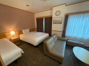 釜山釜山西面托优克酒店的酒店客房,设有两张床和一张沙发
