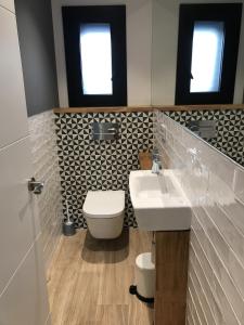 克尤伯厄拉斯Stylish Beach House 600m to sea的浴室配有白色水槽和卫生间。