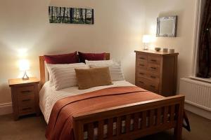 巴克斯顿Pavilion View的一间卧室配有一张带2个床头柜和2盏灯的床。
