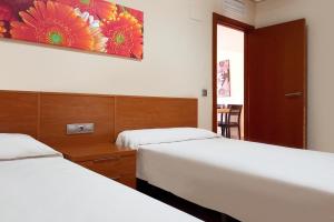 维拉Complejo Turístico Marina Rey的一间卧室设有两张床,墙上挂着一幅画