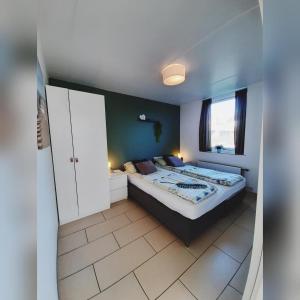 坎珀兰Ostrea 14 Roompot beach resort Kamperland的一间卧室设有一张床和一个窗口
