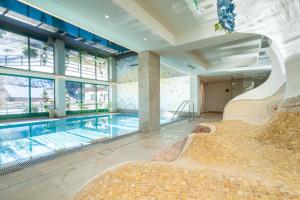 巴德小基希海姆Evident Hotel Prägant的一座带滑梯的室内游泳池