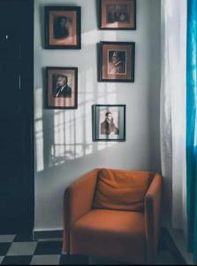 圣多明各Hostal Mi Rincón的客厅配有椅子,墙上挂有图片