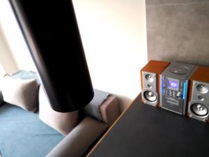 科莫蒂尼Insomnia studio Komotini的一间带电视、扬声器和桌子的房间
