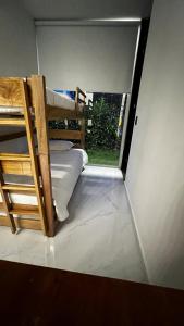 吉拉尔多特¡Quinta al Cielo!的小房间设有双层床和窗户