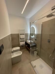 布雷西亚Villa Noce的浴室配有卫生间、盥洗盆和淋浴。