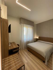 布雷西亚Villa Noce的酒店客房配有一张床铺和一张桌子。