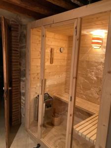 MoiàSuíte Sant Sebastià con jacuzzi, sauna y jardín的木屋内设有一间桑拿浴室