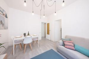 巴塞罗那LB Nice Apartment Sagrada Familia的客厅配有沙发和桌子