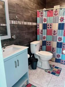 阿瓜迪亚Orsini Beach Apartment的浴室配有卫生间、盥洗盆和淋浴。
