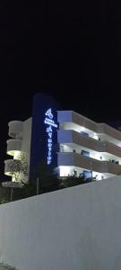 PampatarAquarius Hotel Boutique的一座晚上有标志的建筑