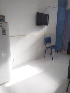 萨尔瓦多Hostel da Residencia的一间房间,墙上有椅子和电视