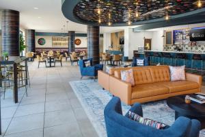 奥斯汀英迪格奥斯汀市中心酒店的一个带沙发和椅子的大堂和一间酒吧