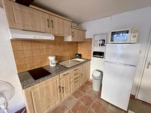 里耶Virée à deux的小厨房配有白色冰箱和水槽
