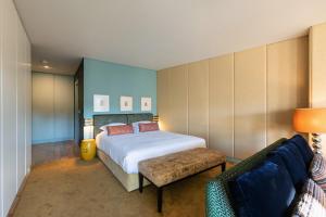 波尔图波尔特拉之家城市公寓酒店的一间卧室配有一张床和一张沙发