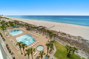 巴拿马城海滩The Summit 808 - Luxury Beach Resort Condo - Beachfront - Incredible Views - BEACH CHAIRS AND SUNSHADE Provided In Condo的享有海滩上方的美丽景致,设有2个游泳池和棕榈树