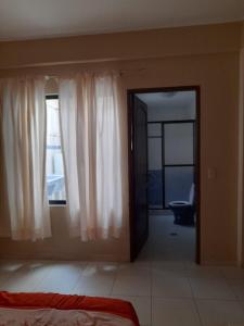 塔里哈Cómo en hogar的卧室设有一扇门,通往带窗户的房间