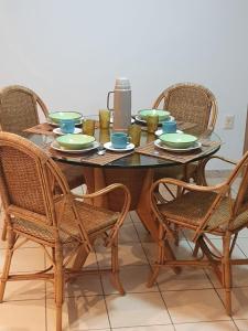 卡鲁阿鲁Apartamento Caruaru的餐桌、四把椅子和玻璃桌