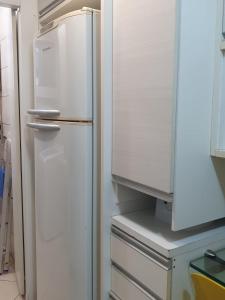 卡鲁阿鲁Apartamento Caruaru的厨房配有白色冰箱,厨房的门是敞开的