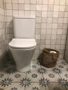 加的斯Habitación en Plaza Mina的浴室内的一个白色厕所,并备有一个篮子