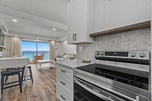 巴拿马城海滩The Summit 803 - Luxury Beach Resort Condo - Beachfront - Incredible Views - BEACH CHAIRS AND SUNSHADE Provided In Condo的一间带炉灶的厨房 客厅旁的顶级烤箱