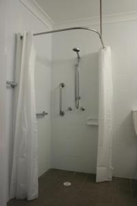 阿米代尔阿米代尔俱乐部汽车旅馆的带淋浴和浴帘的浴室