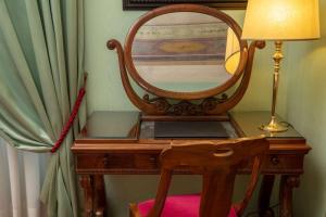 罗马Hotel Canada, BW Premier Collection的一张带镜子和灯的木桌
