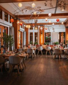 惠斯勒尼塔湖旅舍的餐厅铺有木地板,配有桌椅