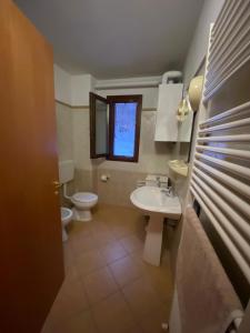 塞斯托拉Villa Natale的一间带水槽和卫生间的浴室以及窗户。