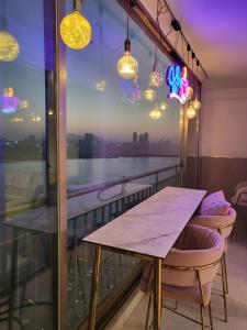 首尔Hangang River view Apartment的美景阳台配有桌椅