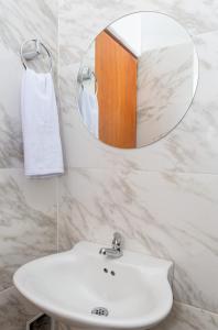 卡塔赫纳Markasa Hotel boutique的浴室设有白色水槽和镜子