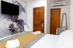 卡塔赫纳Markasa Hotel boutique的一间卧室配有一张床和一台平面电视