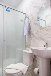 卡塔赫纳Markasa Hotel boutique的一间带卫生间、水槽和镜子的浴室