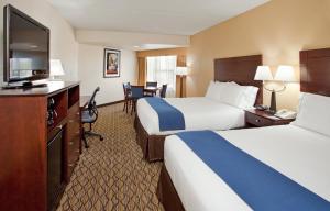 斯科茨北斯科茨代尔智选假日酒店的酒店客房设有两张床和一台平面电视。